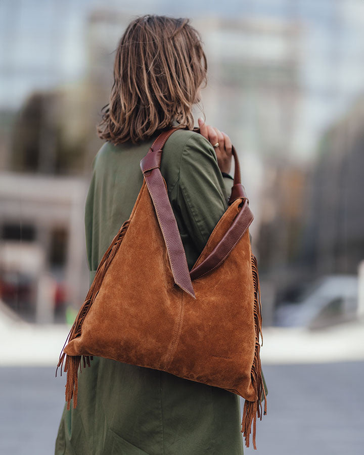 Hobo väs BINOTTO Sue. Damstor halspå Hobo med fransar, av polskt siden.