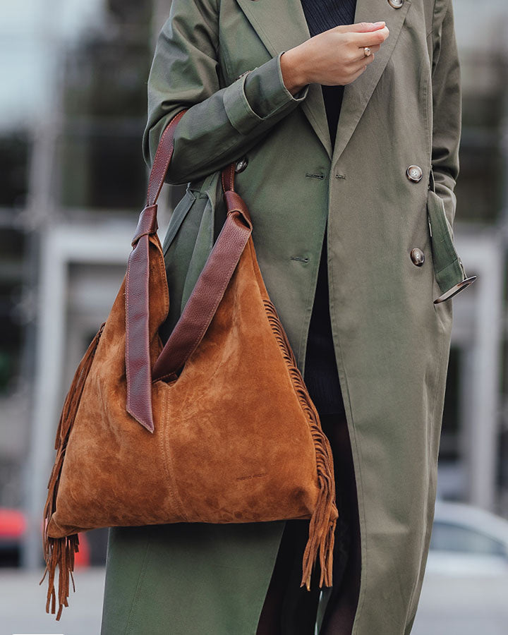 Hobo väs BINOTTO Sue. Damstor halspå Hobo med fransar, av polskt siden.