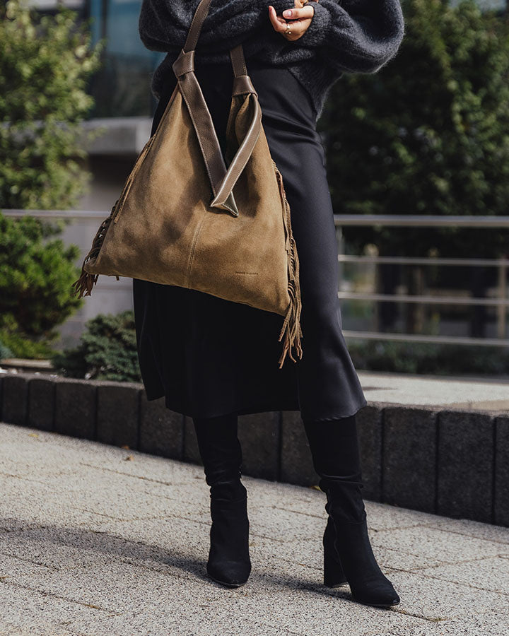 Hobo väs BINOTTO Sue. Damstor halspå Hobo med fransar, av polskt siden.