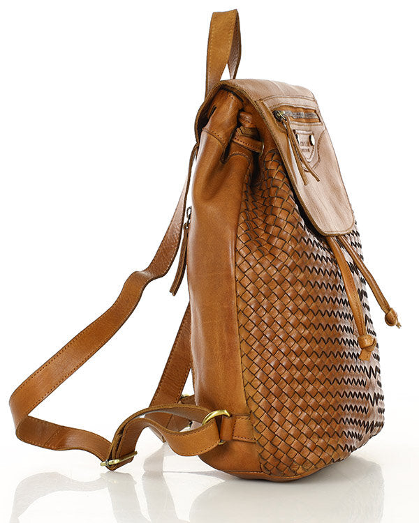 Balos. Liten cityryggsäck för dam i flätat läder