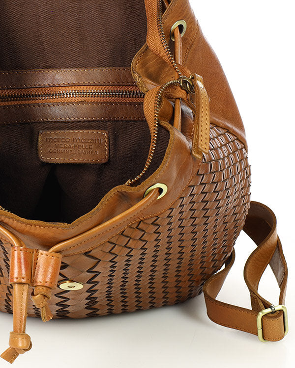 Balos. Liten cityryggsäck för dam i flätat läder