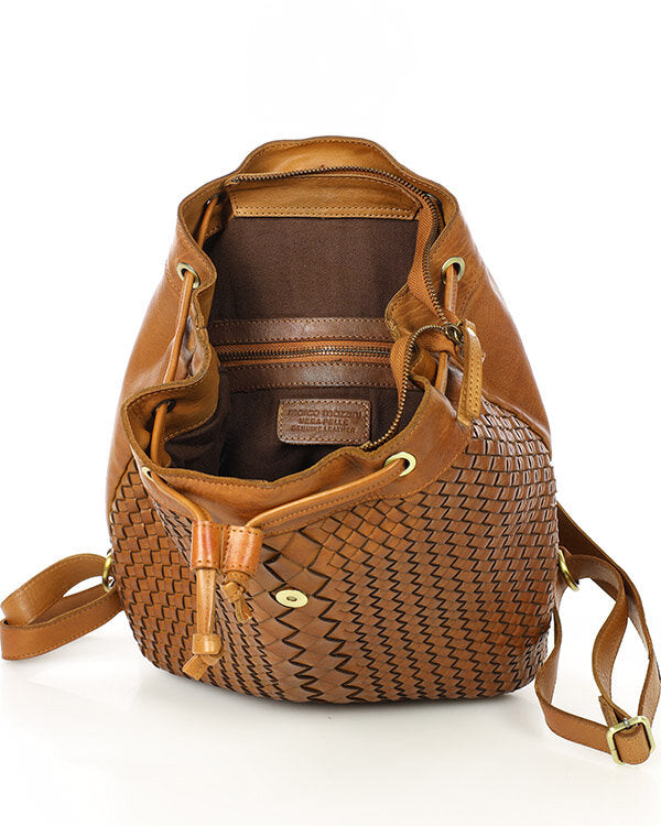 Balos. Liten cityryggsäck för dam i flätat läder