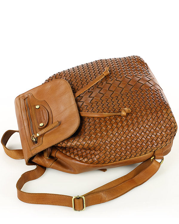 Balos. Liten cityryggsäck för dam i flätat läder