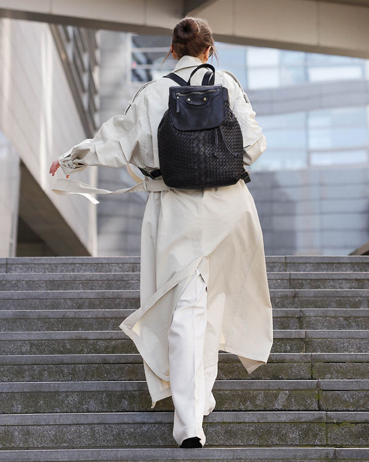 Balos. Liten cityryggsäck för dam i flätat läder