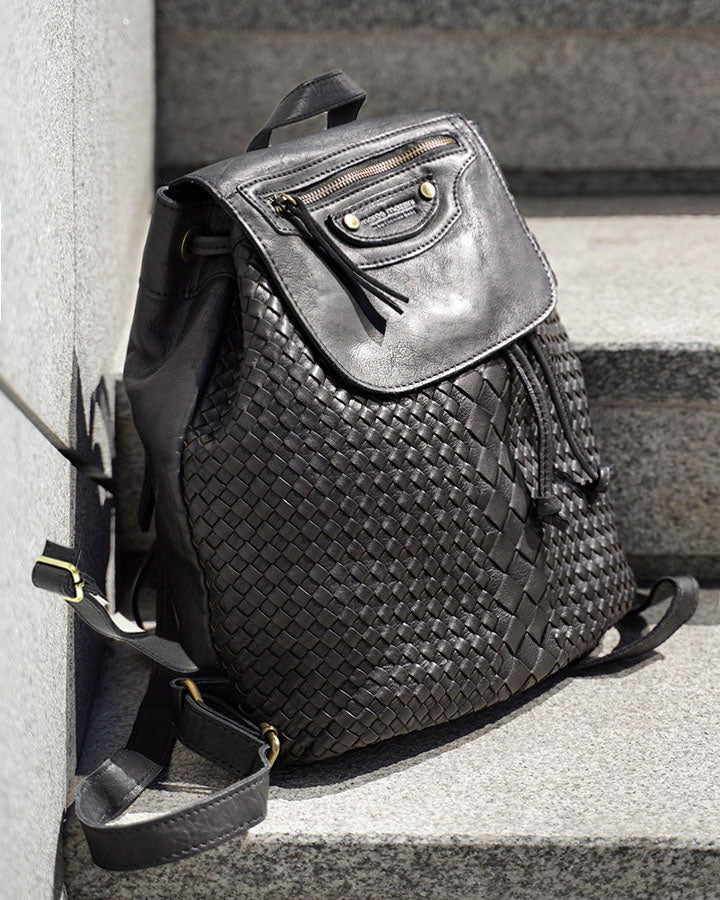 Balos. Liten cityryggsäck för dam i flätat läder