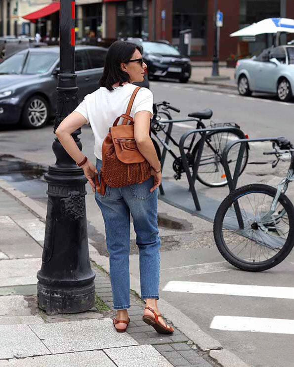 Balos. Liten cityryggsäck för dam i flätat läder