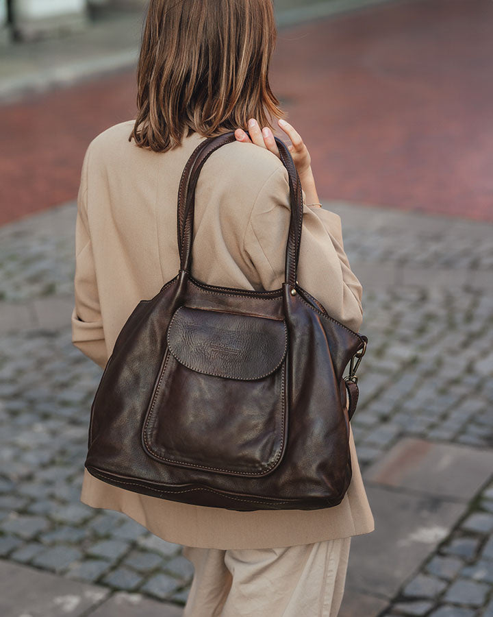 Agnes ● Stor axelremsväska i läder för kvinnor