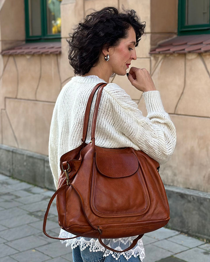 Agnes ● Stor axelremsväska i läder för kvinnor
