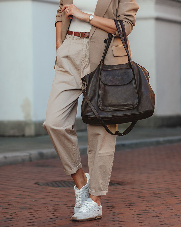 Agnes ● Stor axelremsväska i läder för kvinnor