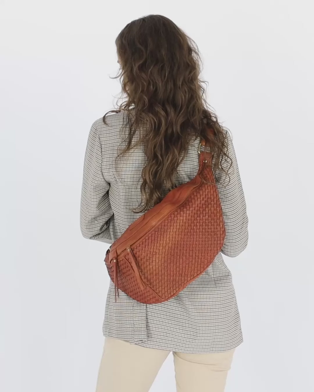 Torq3. Stor crescent crossbody kidneyväska i flätat italienskt läder för kvinnor