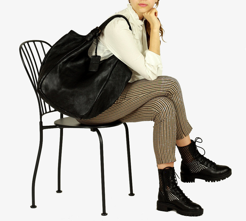 Vessa ● Stor shopperväska i läder i hobo-stil.