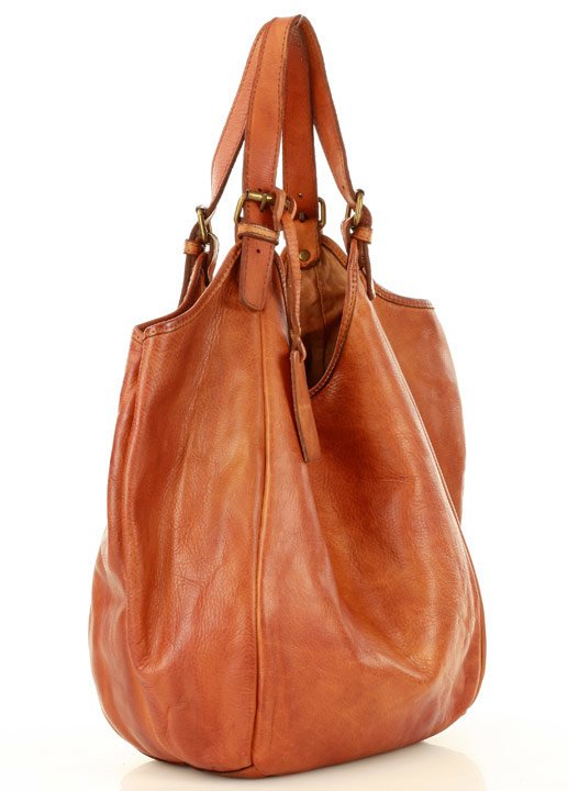 Vessa ● Stor shopperväska i läder i hobo-stil.