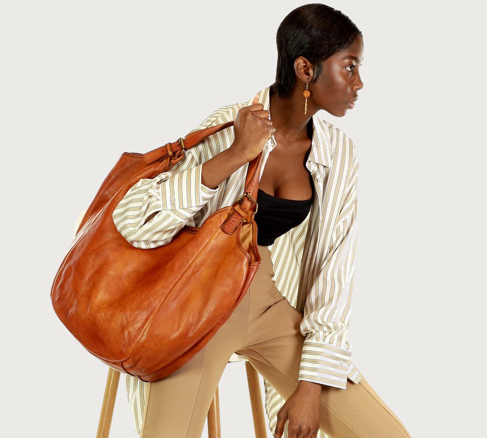 Vessa ● Stor shoppingväska i läder i hobo-stil.