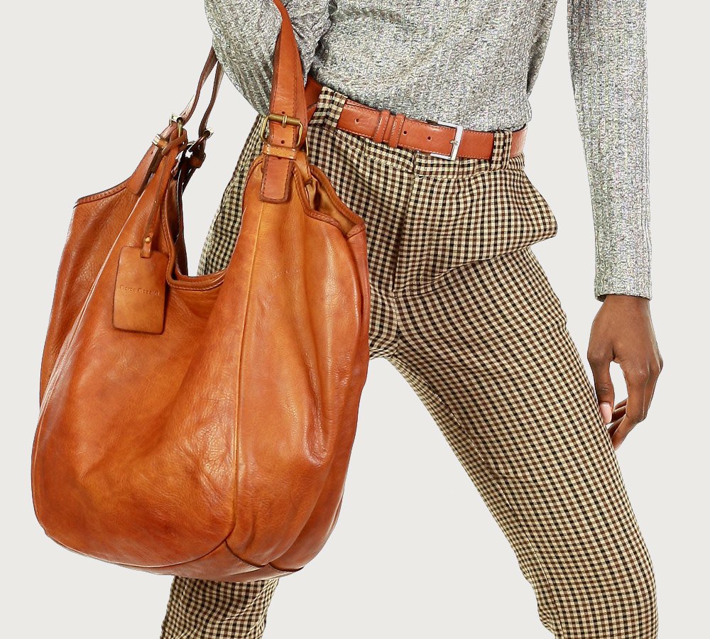 Vessa ● Stor shopperväska i läder i hobo-stil.